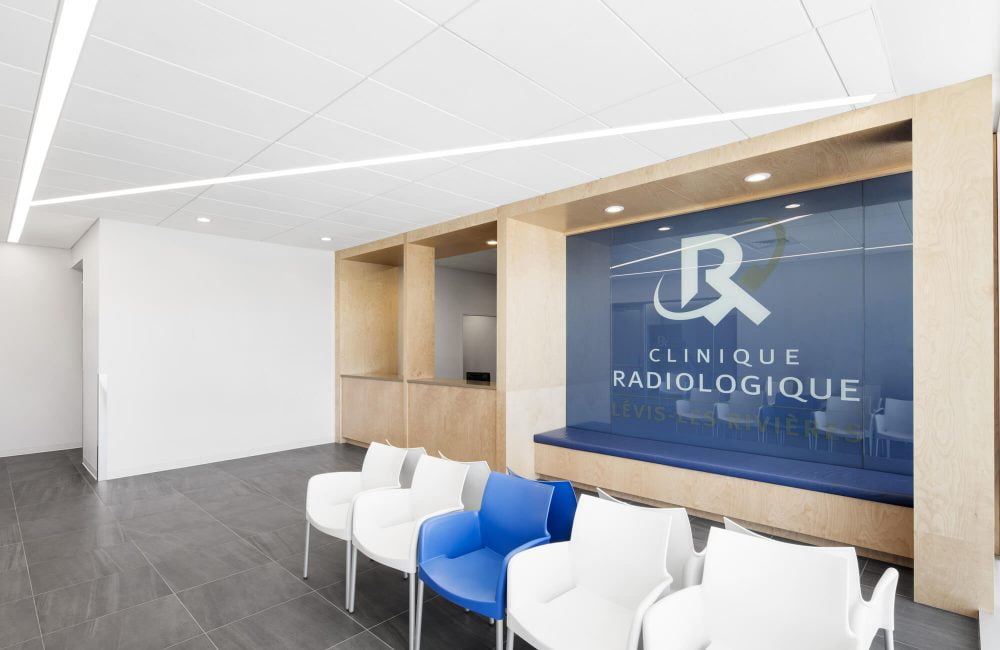 Cliniques radiologique et médicale Lévis-Les Rivières par Bourgeois / Lechasseur architectes